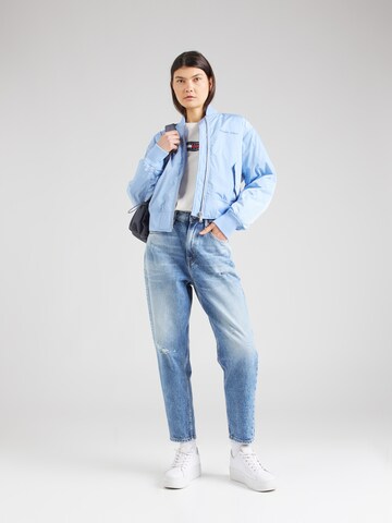 Tommy Jeans Loosefit Farkut 'MOM JeansS' värissä sininen