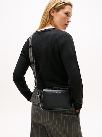 TOMMY HILFIGER Válltáska - fekete