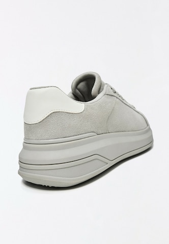 Bershka Sneaker in Grau