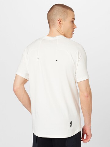 T-Shirt 'Focus' On en blanc