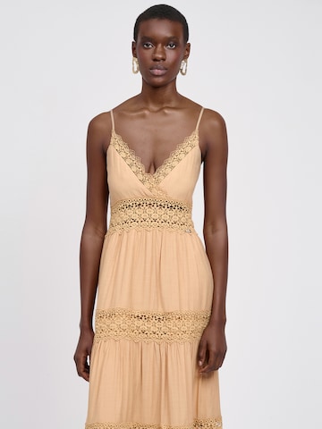 ruda Influencer Suknelė 'Crochet': priekis