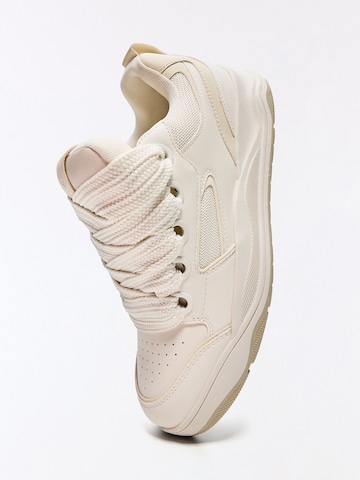 Bershka Låg sneaker i vit