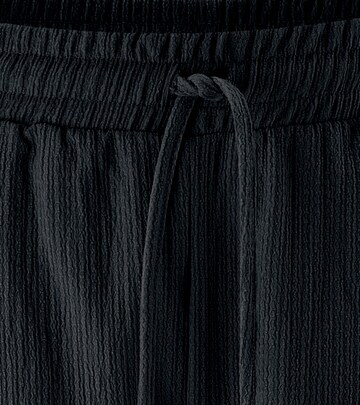Aniston CASUAL Regular Shorts in Schwarz