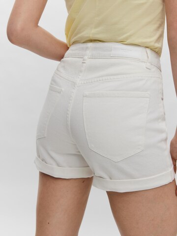 VERO MODA Regular Shorts 'Nineteen' in Weiß