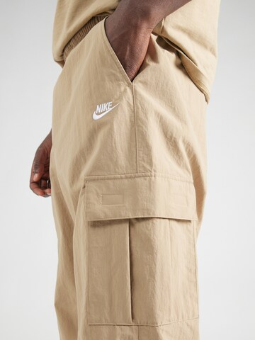 Tapered Pantaloni cargo 'CLUB' di Nike Sportswear in beige