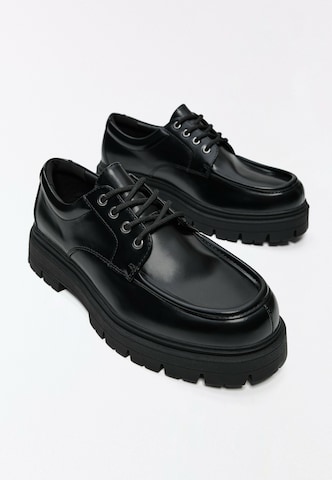 Bershka Buty sznurowane w kolorze czarny