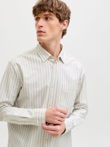 Coupe regular Chemise 'RDDLESNER' JACK & JONES en beige