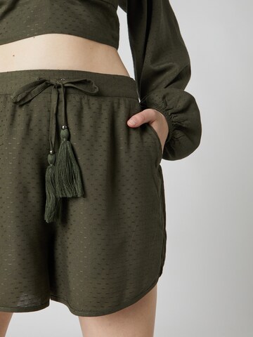 Largi Pantaloni 'Antonia' de la Guido Maria Kretschmer Women pe verde