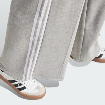 ADIDAS ORIGINALS Široke hlačnice Hlače | siva barva