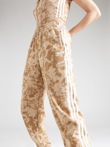 ADIDAS ORIGINALS - Tapered Pantalón en beige