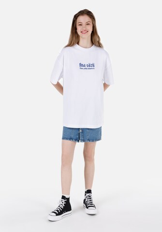 Colin's Shirt in Wit: voorkant