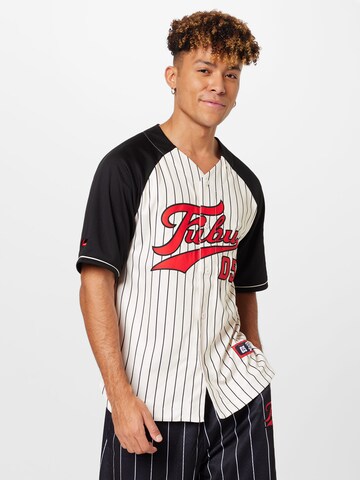 FUBU Средняя посадка Рубашка в Белый: спереди