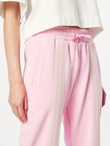 rožinė ADIDAS ORIGINALS Siaurėjantis Kelnės 'Adicolor 70S 3-Stripes'