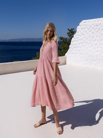Haris Cotton - Vestido 'Maxi Dress in Textured Cotton with Laced Trim V Neck' en rosa