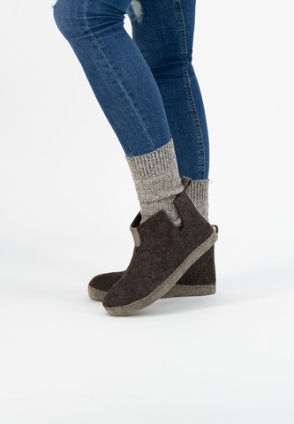 Travelin Slip-ons 'Stay-Home' in Brown: front