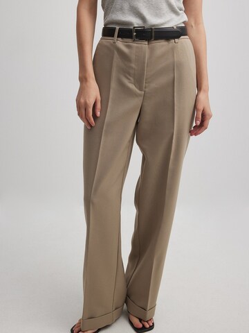 Regular Pantalon à plis NA-KD en beige : devant