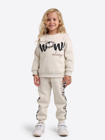 Solang Freizeitanzug Zweiteiler-Set 3D-Tigerkopf-Applikation in Beige: Vorderseite