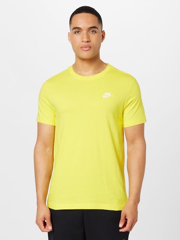Coupe regular T-Shirt 'Club' Nike Sportswear en jaune : devant