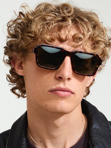 Pilgrim Sunglasses 'ADDILYN' in Brown: front