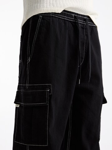 Pull&Bear Tapered Cargofarkut värissä musta