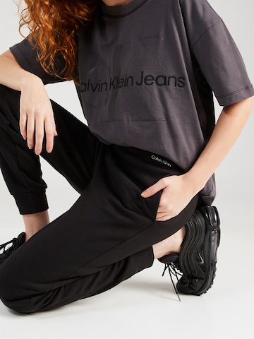 Calvin Klein Zwężany krój Spodnie w kolorze czarny