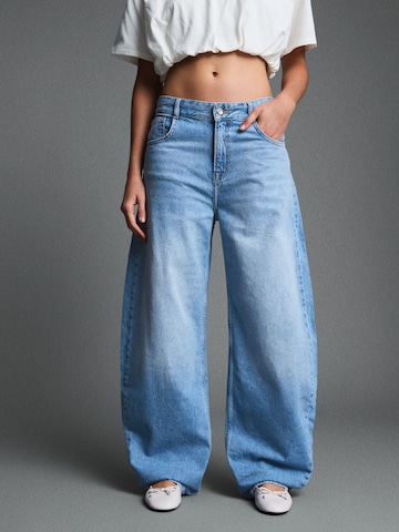 Bershka Baggy Jeans in Blauw: voorkant