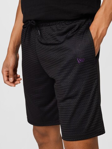 NEW ERA Loosefit Shorts in Schwarz