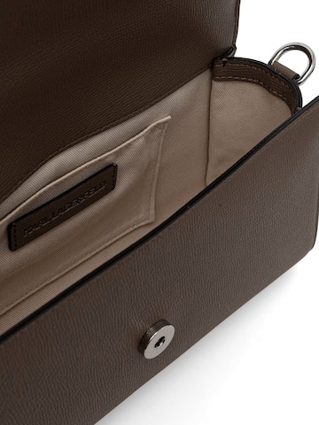 Karl Lagerfeld Käsilaukku 'Karl Lagerfeld Sac Bandoulière Métal Taupe' värissä ruskea