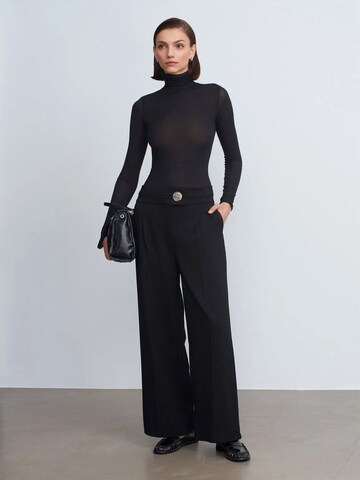 Dilvin Wide leg Pants in Black: front