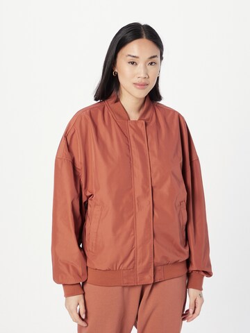 Veste mi-saison Urban Classics en rouge : devant