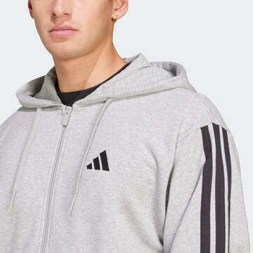 ADIDAS SPORTSWEAR - Sudadera con cremallera deportiva 'Essentials French Terry' en gris