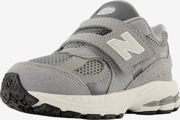 new balance Sneakers '2002' in Grey: front