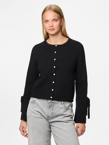 PIECES Strickjacke 'PCRikke' in Schwarz: Vorderseite