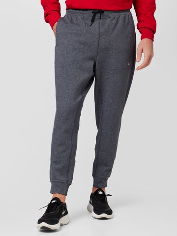 NIKE Tapered Sportbroek in Zwart: voorkant