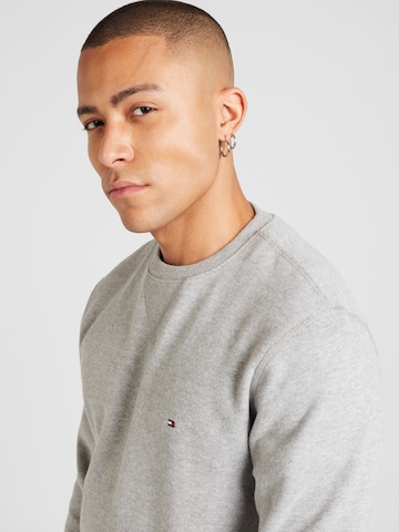 TOMMY HILFIGER Sweatshirt 'Essential' in Grey