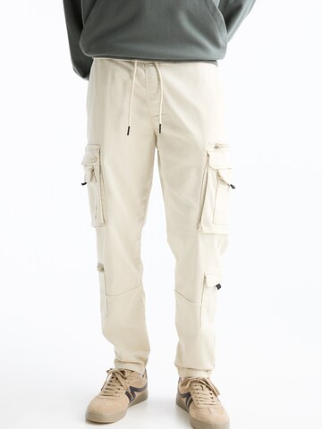 Effilé Pantalon cargo Pull&Bear en blanc : devant