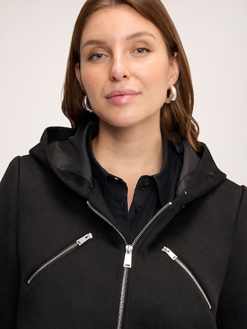 Cappotto di mezza stagione di Fiorella Rubino in nero