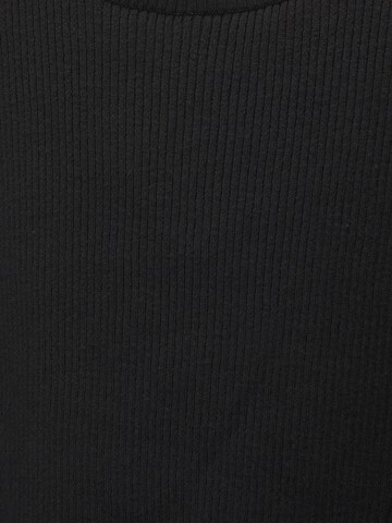 Top de la Pull&Bear pe negru