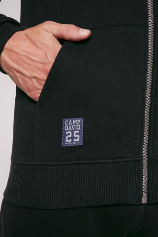 CAMP DAVID Kapuzensweatjacke mit Retro-Artwork in Schwarz