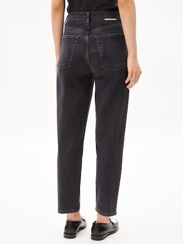 ARMEDANGELS Loosefit Jeans 'Mairaa' in Zwart