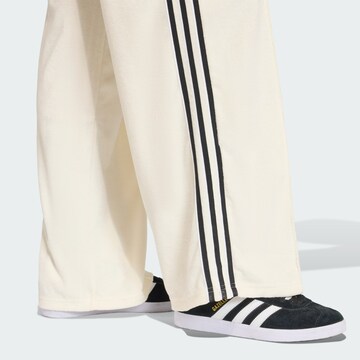 Loosefit Pantaloni 'Firebird' di ADIDAS ORIGINALS in bianco