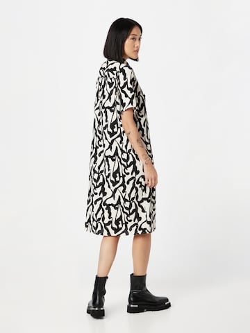 Monki - Vestidos camiseiros em branco