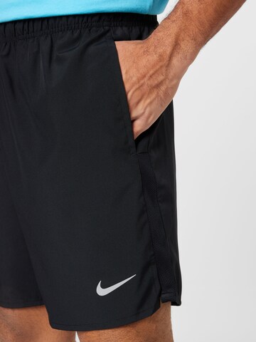 Regular Pantaloni sport de la NIKE pe negru