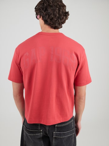 Tricou de la GAP pe roșu