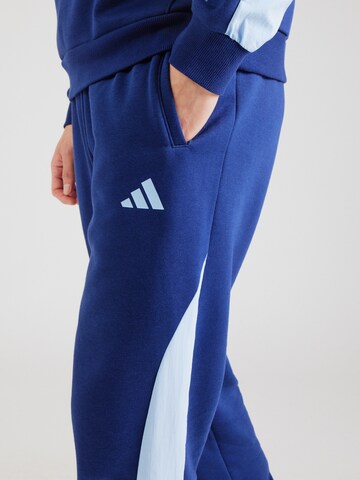 zils ADIDAS SPORTSWEAR Pakapēniski sašaurināts piegriezums Sporta bikses 'Ess'