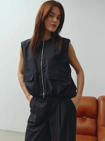 Noella Vest ' N-Melany ' in Black: front
