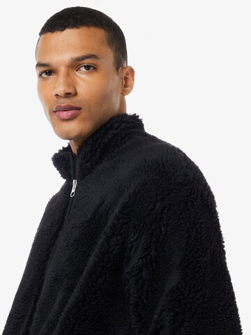 WEEKDAY Fleece jas 'Kai Pile' in Zwart