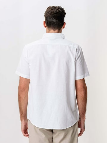 Coupe regular Chemise ' Linen Blend ' TEESHOPPEN en blanc