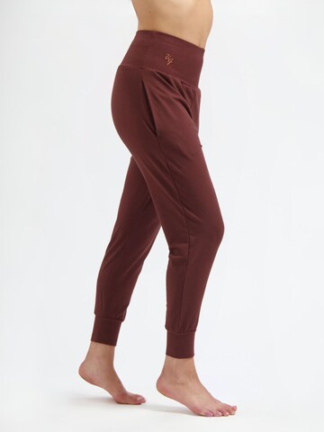 Urban Goddess Yoga & Activewear Tapered Sporthose 'Bhumi' in Braun