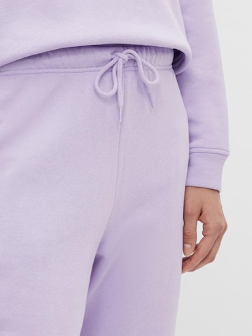 PIECES Zwężany krój Spodnie 'Chilli' w kolorze fioletowy